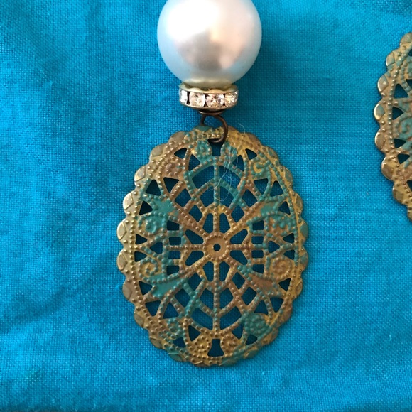 PEARL and metal with clear crystal stones earrings - Picture 3 of 5